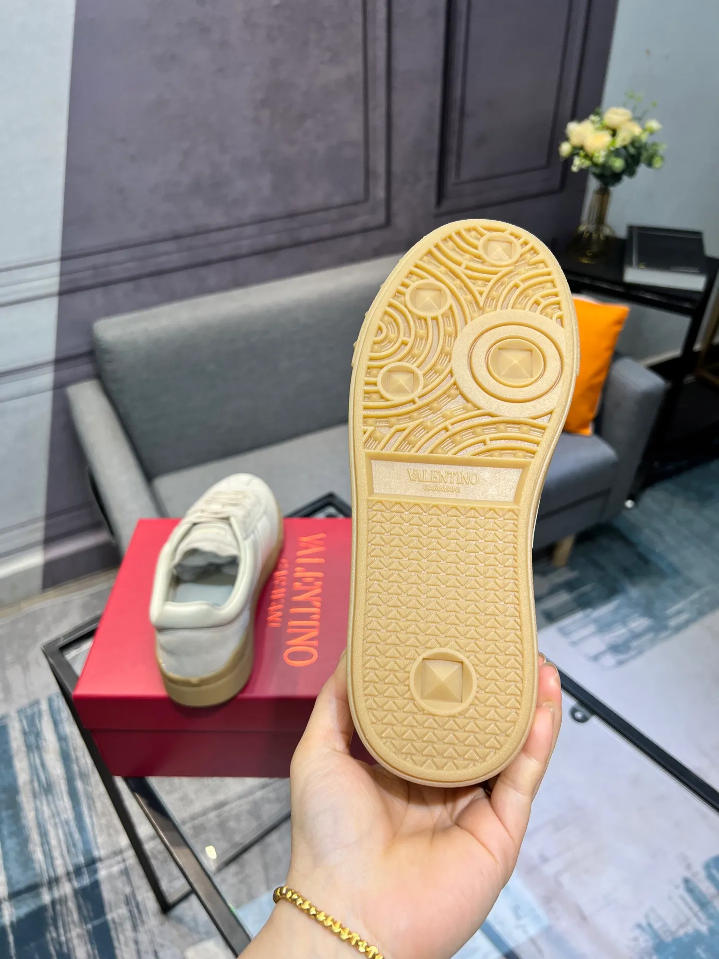 Men's shoes 💰620 👉🌹🌹VALENTINO counter synchronized new low-top casual sports shoes 👍Professional and high-end, perfect replica, first-class quality! 👍All made of original 1:1 materials, exclusive mold opening! 👍High mercerized cowhide fabric 👍TPU outsole, comfortable and wear-resistant, brand injection insole, 👍Full set of high-end counter packaging 👍All details are customized with 1:1 mold, striving for perfection! 👍Couple style female 35-41, male 38-46 (female 41, male 45 46 customized)